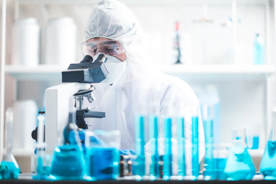 Nadtlenek wodoru w dezynfekcji i czyszczeniu instalacji jak go bezpiecznie stosować